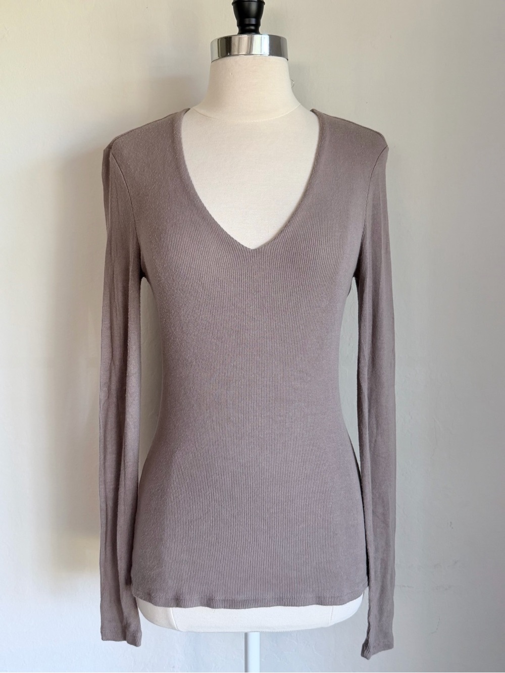 INC. V-Neck Long Sleeve Lightweight Fitted
Ribbed Top in Taupe, Sz Small